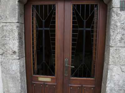 La porticina in legno che varchiamo per entrare all'interno della cappella (foto di Gennaro Gargiulo)